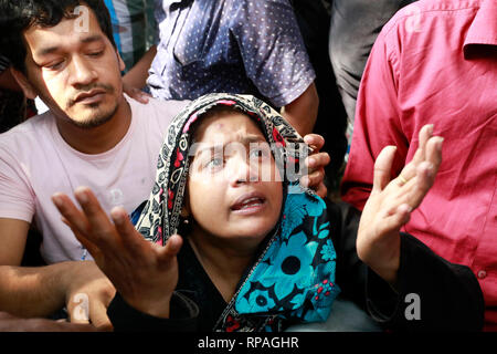 Dacca in Bangladesh. Il 21 febbraio, 2019. Dacca in Bangladesh - Febbraio 21, 2019: una donna del Bangladesh piange come lei si mantiene il corpo di un parente che è morto in un incendio nell'edificio, causando esplosioni nel vecchio Dhaka. Costruzione di fuoco uccise 70 persone, Dhaka, Bangladesh. Credito: SK Hasan Ali/Alamy Live News Foto Stock