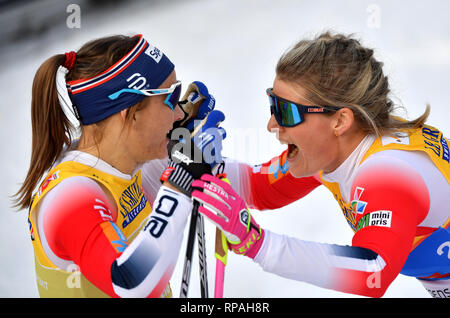 21 febbraio 2019, l'Austria, Seefeld: Sci Nordico del Campionato del Mondo di Cross Country - Sprint Freestyle, Donna, Racing, decisioni finale: Vincitore Maiken Caspersen Falla (l) dalla Norvegia e il terzo posto di Mari Eide (r) dalla Norvegia sono insieme dopo la gara. Foto: Hendrik Schmidt/dpa-Zentralbild/dpa Foto Stock