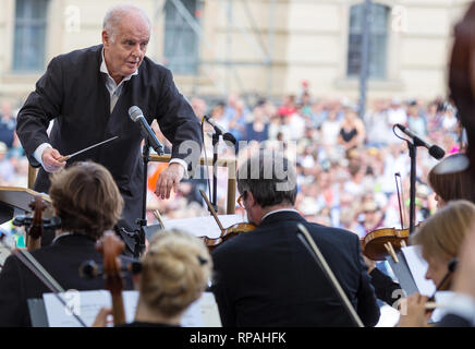 Berlino, Germania. 16 Giugno, 2018. Daniel Barenboim conduce la Staatskapelle Berlin al concerto Staatsoper für alle' alla Bebelplatz. Barenboim ha respinto le accuse del suo comportamento personale come Direttore Musicale Generale della Staatsoper Unter den Linden. (A dpa 'Conduttore Barenboim respinge i rimproveri per il suo stile di leadership" del 21.02.2019) Credito: Monika Skolimowska/dpa-Zentralbild/dpa/Alamy Live News Foto Stock