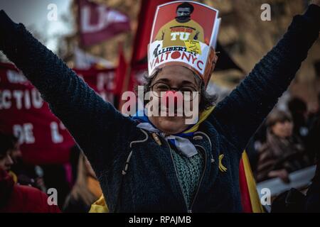 Barcellona, Spagna. Il 21 febbraio, 2019. Un indipendentista catalano è visto con un naso rosso durante uno sciopero generale per protestare contro il processo davanti alla Corte suprema contro 12 leader catalano accusato di sedizione e ribellione contro la Spagna e l'uso improprio di fondi pubblici in relazione con un bandito referendum sulla secessione e indipendenza di un voto al Parlamento catalano in ottobre 2017. Credito: Matthias Oesterle/Alamy Live News Foto Stock