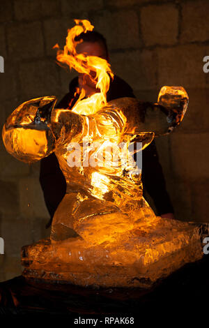 Durham, Regno Unito. 21 feb 2019. Sono in corso preparativi per il fuoco e il ghiaccio festival, tenutosi il 22 e 23 febbraio 2019, in Durham, Regno Unito. Matt Chaloner, il maestro intagliatore di arte glaciale, crea una scultura di ghiaccio di un Minotauro nel chiostro della Cattedrale di Durham. Credito: Stuart Forster/Alamy Live News Foto Stock