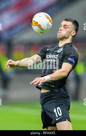 21 febbraio 2019, Assia, Frankfurt/Main: Calcio: Europa League, Eintracht Frankfurt - Schachtjor Donezk, knockout round, intermedio round, seconde gambe, la Commerzbank Arena. Francoforte sul Meno si Filip Kostic gioca la palla. Foto: Uwe Anspach/dpa Foto Stock