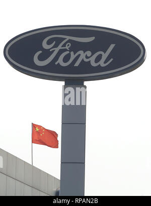 Aprile 8, 2018 - Pechino, Cina - Cina la bandiera nazionale vola su una Ford showroom a Pechino il 8 aprile 2018. La Cina ha colpito torna a Stati Uniti con tariffe proposte su $50 miliardi di merci - vetture americane, la soia, il whiskey e altre merci.. (Credito Immagine: © Todd Lee/ZUMAprilESS.com/ZUMA filo) Foto Stock