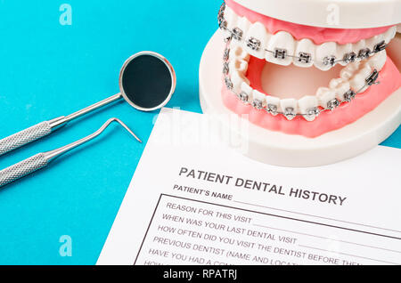 Storia dentale forma con il modello di dente e strumenti odontoiatrici. Salute dentale e denti il concetto di cura. Foto Stock