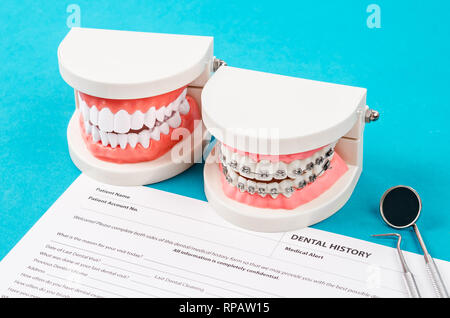 Storia dentale forma con il modello di dente e strumenti odontoiatrici. Salute dentale e denti il concetto di cura. Foto Stock