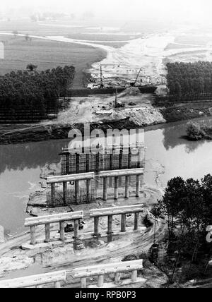 Ponte sul fiume Po in costruzione, Italia 1970 Foto Stock