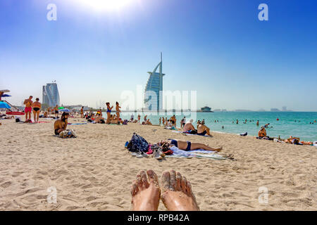 Dubai EMIRATI ARABI UNITI,11. 03. 2018 : le persone che si godono la Jumeirah Beach in Dubai strega è una spiaggia di sabbia bianca che si trova e prende il nome dal quartiere di Jumeirah Foto Stock