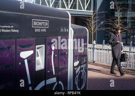 Una Brompton biciclette a noleggio al di fuori della stazione di lettura, Berkshire. Foto Stock