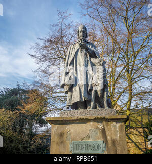 La Tennyson Memorial statua con il suo cane Karenina sulla cattedrale verde, Cattedrale di Lincoln, città di Lincoln, Lincolnshire, East Midlands, England, Regno Unito Foto Stock