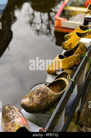 Tradizionale olandese scarpe di legno appesa sopra un canale d'acqua. Paesi Bassi Paesi Bassi Foto Stock