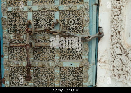 Medieva antico cancello con un bullone e catena decorata con ricco ornamento Foto Stock