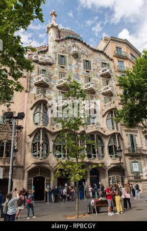 La facciata della Casa Batlló di Antoni Gaudí, Passeig de Gràcia, Barcellona, in Catalogna, Spagna Foto Stock