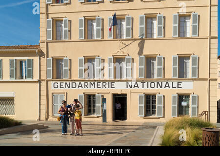 ST TROPEZ, Francia - 24 ottobre 2017: esterno della gendarmeria e il museo del cinema, un omaggio al leggendario gendarme film di De Funès Foto Stock