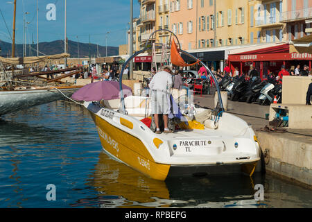 ST TROPEZ, Francia - 24 ottobre 2017: Quay del famoso vecchio porto di St Tropez su una soleggiata giornata autunnale Foto Stock