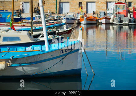 ST TROPEZ, Francia - 24 ottobre 2017: barche da pesca nel coloratissimo porto di St Tropez Foto Stock