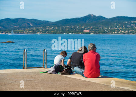 ST TROPEZ, Francia - 24 ottobre 2017: Sconosciuto rilassante in famiglia sul molo nella baia di Saint Tropez Foto Stock