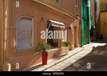 ST TROPEZ, Francia - 24 ottobre 2017: strada tranquilla nella città vecchia di San Tropez su una mattina di sole Foto Stock