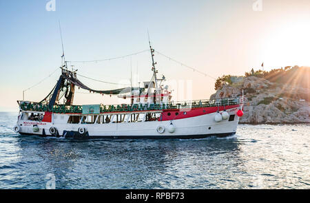 Imbarcazione da diporto con allegro turisti entra nel porto di Makarska, Croazia. Foto Stock