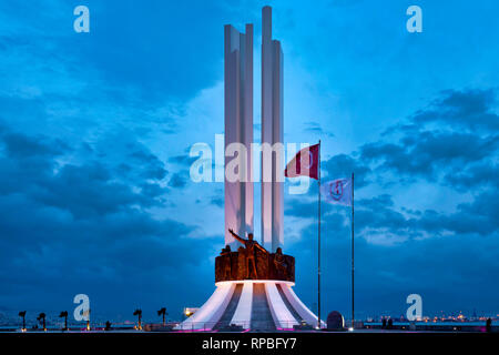Un monumento di Ataturk, sua madre e i diritti delle donne nel distretto di Karşıyaka, Izmir, Turchia Foto Stock