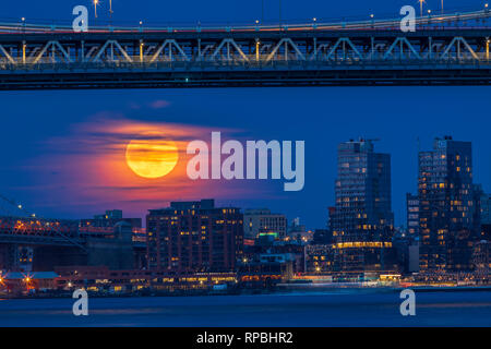 Supermoon è un incremento di oltre il Williamsburg Bridge Foto Stock