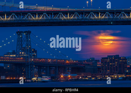 Supermoon è un incremento di oltre il Williamsburg Bridge Foto Stock