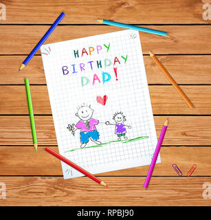 Buon compleanno a papà. Bambini colorati disegnati a mano illustrazione del padre e figlio insieme detengono fiori sul notebook squadrato foglio. Tavolo in legno colorato, P Foto Stock