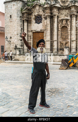 Tradizionale uomo cubano che posano per una foto mentre si fuma grande  sigaro cubano in Old Havana, Cuba Foto stock - Alamy