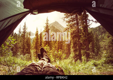 Le montagne e la foresta con alberi verdi vista dall'interno della tenda. Foto Stock