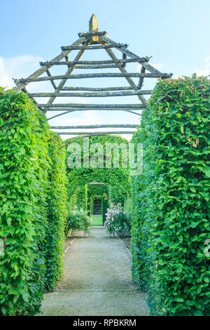 Orsan priory giardino, francia : intorno al parterre una corsia di bowers e rose rampicanti (menzione obbligatoria del giardino nome e nessuna pubblicità usare wi Foto Stock