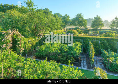 Orsan priory giardino, francia : Vista aerea sul percorso di Berry e il giardino labirinto (menzione obbligatoria del giardino nome e nessuna pubblicità utilizzare senz Foto Stock