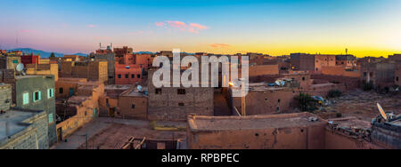 Sunrise sopra i tetti di Ouarzazate in Marocco Foto Stock