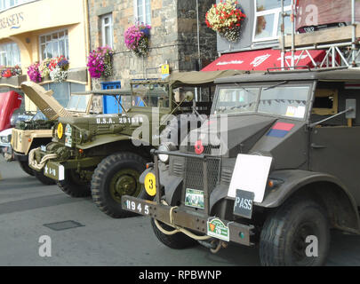 Militare vecchio WW2 jeep sul display all'avvio prima dell'annuale Val des Terres Hill Climb in St Peter Port Guernsey, Isole del Canale.UK. Foto Stock