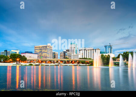 Orlando, Florida, Stati Uniti d'America aerial cityscape verso Lake Eola al crepuscolo. Foto Stock