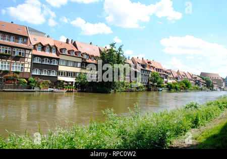 Una fila di case bavarese accanto al fiume Regnitz nella bella città tedesca di Bamberg Foto Stock