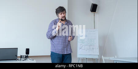 Il Professor con barba e baffi Screensaver pagina web. Maschio, insegnante di avvertimento. Insegnante in abbigliamento casual insegnare agli allievi. Maestro caucasico lezioni Foto Stock