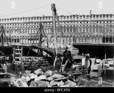 L'Italia, Veneto, Venezia, piazza san marco a venezia, la ricostruzione della torre campanaria, 1903-05 Foto Stock