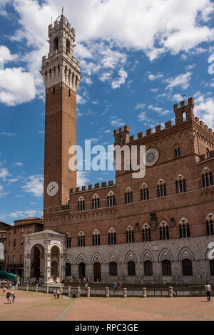 Piazza del Campo e Torre del Mangia a Siena, Toscana, Italia Foto Stock