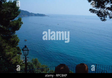 Zuhause bei Barone Hans Heinrich Thyssen Bornemisza de Kaszon in Sant Feliu de Guixols, Spanien 1998: Blick von der Terrasse. Foto Stock