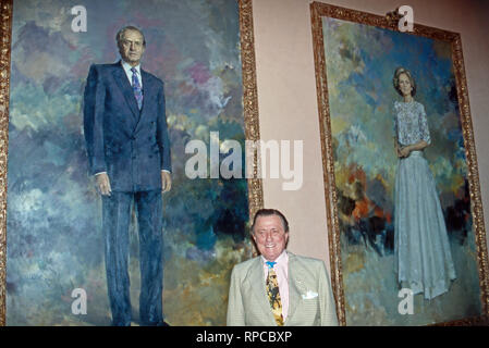 Zuhause bei Barone Hans Heinrich Thyssen Bornemisza de Kaszon in Sant Feliu de Guixols, Spanien 1998: Gemölde von König Juan Carlos und Königin Sofia von Spanien, davor der Baron. Foto Stock