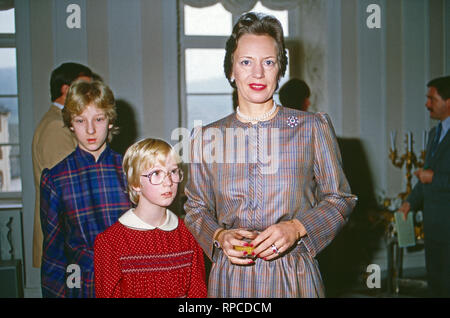 Prinzessin Benedikte von Dänemark, Gemahlin von Richard Prinz zu Sayn-Wittgenstein-Berleburg mit den Töchtern Alexandra und Nathallie auf Schloss Berleburg, Deutschland 1984. La principessa Benedikte di Danimarca, moglie di Richard Prince zu Sayn-Wittgenstein-Berleburg con le figlie Alexandra e Nathalie al castello di Berleburg, Germania 1984. Foto Stock