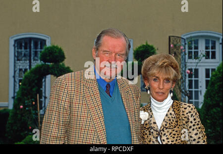 Ferdinando Fürst von Bismarck mit Ehefrau Elisabeth a Marbella, Spanien 1999. Ferdinando principe von Bismarck con sua moglie Elisabetta a Marbella, Spagna 1999. Foto Stock
