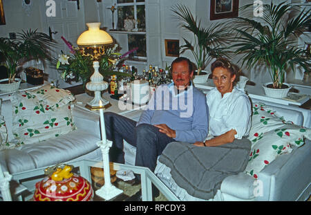 Ferdinando Fürst von Bismarck mit Ehefrau Elisabeth a Marbella, Spanien 1999. Ferdinando principe von Bismarck con sua moglie Elisabetta a Marbella, Spagna 1999. Foto Stock