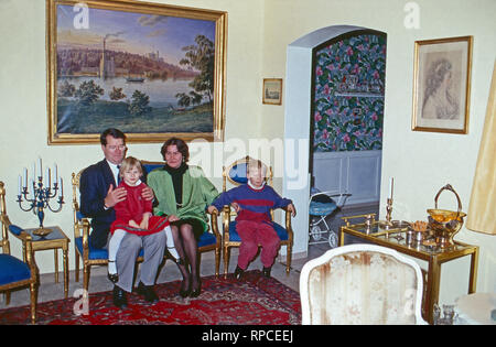 Der Kinder Christian Ludwig und Irina von Preußen und deren Eltern Christian Sigismondo und Nina, geb. von Reventlow, Deutschland 1991. I figli Christian Ludwig e Irina della Prussia e i loro genitori Christian Sigismondo e Nina, nee von Reventlow, Germania 1991. Foto Stock