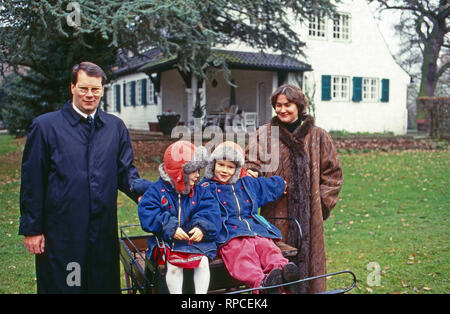 Der Kinder Christian Ludwig und Irina von Preußen und deren Eltern Christian Sigismondo und Nina, geb. von Reventlow, Deutschland 1991. I figli Christian Ludwig e Irina della Prussia e i loro genitori Christian Sigismondo e Nina, nee von Reventlow, Germania 1991. Foto Stock