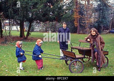 Der Kinder Christian Ludwig und Irina von Preußen und deren Eltern Christian Sigismondo und Nina, geb. von Reventlow, Deutschland 1991. I figli Christian Ludwig e Irina della Prussia e i loro genitori Christian Sigismondo e Nina, nee von Reventlow, Germania 1991. Foto Stock