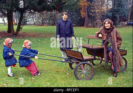 Der Kinder Christian Ludwig und Irina von Preußen und deren Eltern Christian Sigismondo und Nina, geb. von Reventlow, Deutschland 1991. I figli Christian Ludwig e Irina della Prussia e i loro genitori Christian Sigismondo e Nina, nee von Reventlow, Germania 1991. Foto Stock