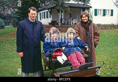 Der Kinder Christian Ludwig und Irina von Preußen und deren Eltern Christian Sigismondo und Nina, geb. von Reventlow, Deutschland 1991. I figli Christian Ludwig e Irina della Prussia e i loro genitori Christian Sigismondo e Nina, nee von Reventlow, Germania 1991. Foto Stock