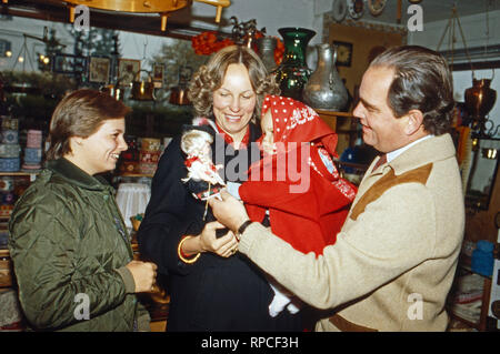 Marie Louise Prinzessin von Schönburg Glauchau, geb. von Preußen, mit Ehemann Rudolf und Tochter Sophie und Nanny am Tegernsee, Deutschland 1980. Foto Stock