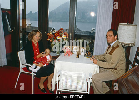 Marie Louise Prinzessin von Schönburg Glauchau, geb. von Preußen, mit Ehemann Rudolf und Tochter Sophie am Tegernsee, Deutschland 1980. Foto Stock