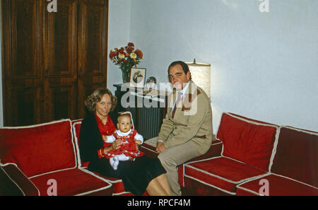 Marie Louise Prinzessin von Schönburg Glauchau, geb. von Preußen, mit Ehemann Rudolf und Tochter Sophie am Tegernsee, Deutschland 1980. Foto Stock